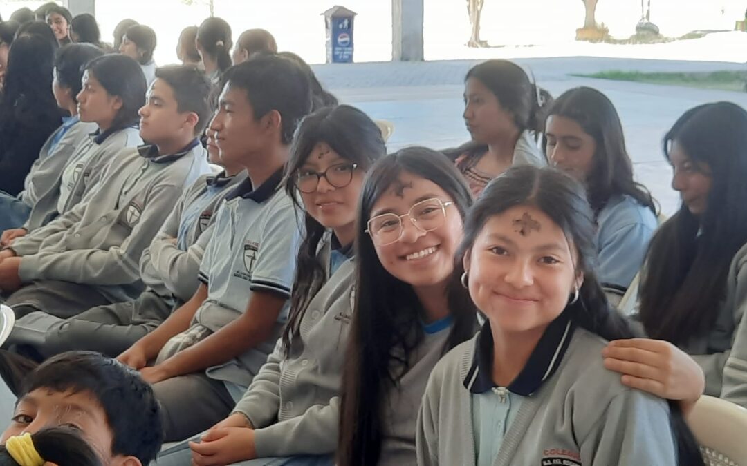 Cuaresma y Viacrucis en el Colegio El Rosario de Santa Cruz del Quiché, Guatemala
