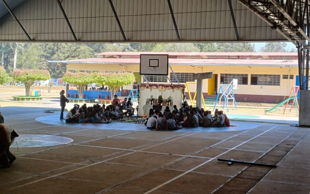 Viacrucis de estudiantes de Ciclo Básico en el Día de la mujer